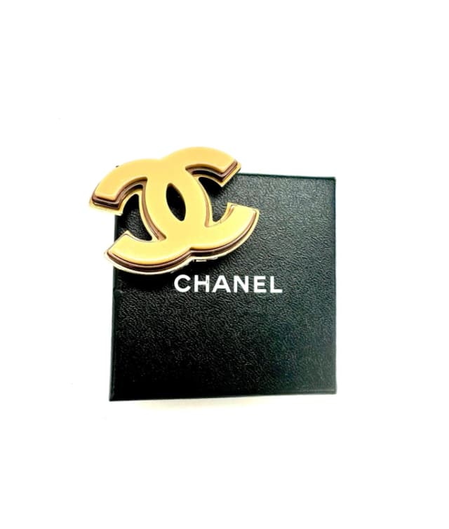 Broche Chanel CC